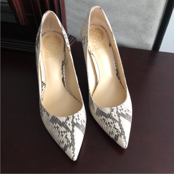 VINCE CAMUTO | Snake Print Heels Pumps | 7 - Picture 3 of 10